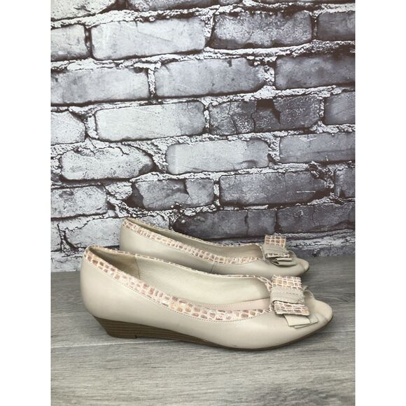 LE SAUNDA Ivory Leather Pink Croc Bow Peep Toe Wedges Women’s Sz 38EU/7.5M US - Picture 3 of 16